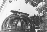 Podívejte se nyní na několika dobových fotografiích, jak se největší dalekohled u nás v šedesátých letech stavěl.