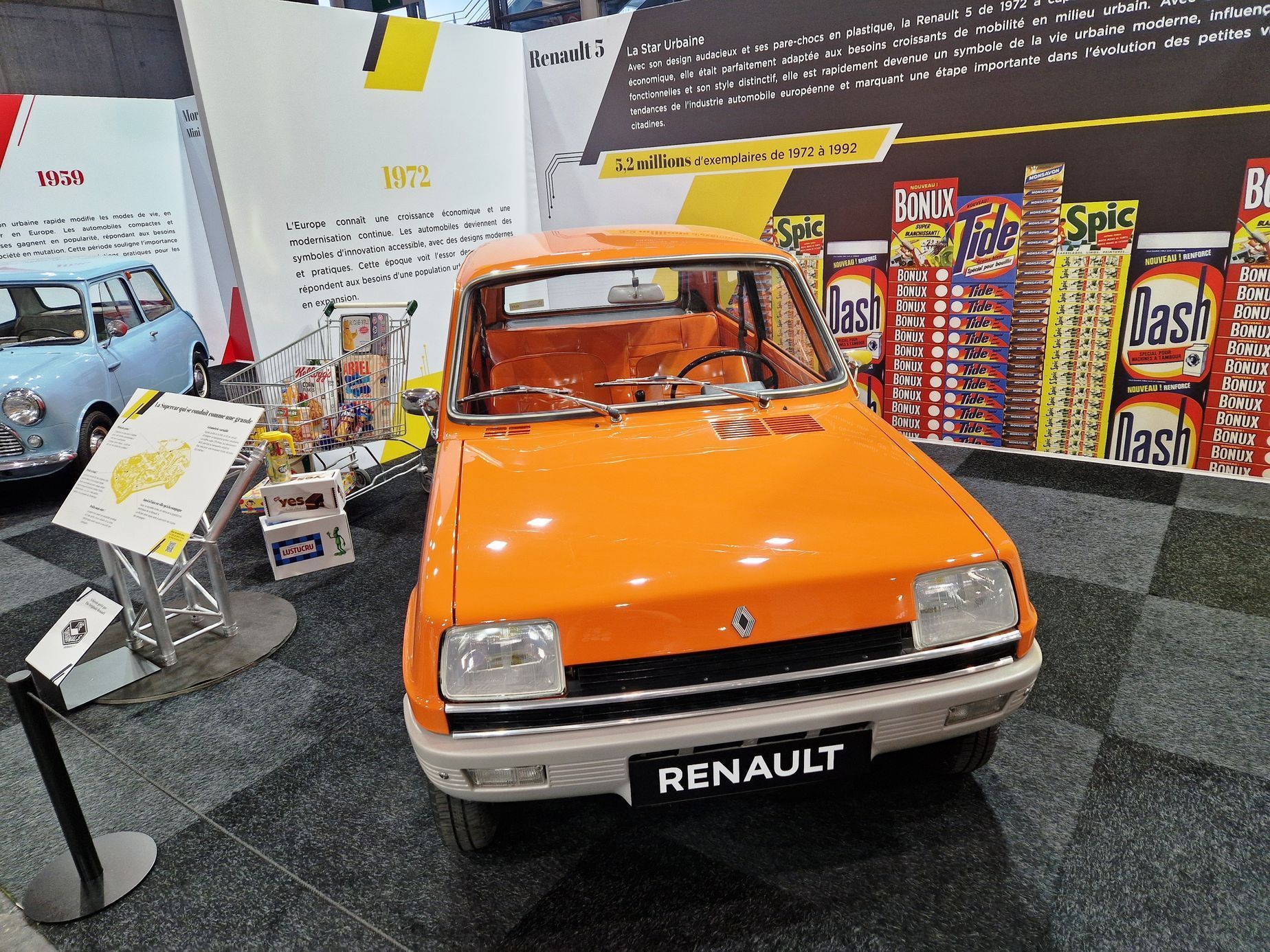historická a filmová auta autosalon Paříž