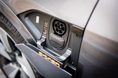 Průzkum odhaluje mýty o elektromobilech: Podle každého pátého nesmí do automyčky