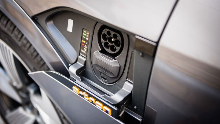 Průzkum odhaluje mýty o elektromobilech: Podle každého pátého nesmí do automyčky