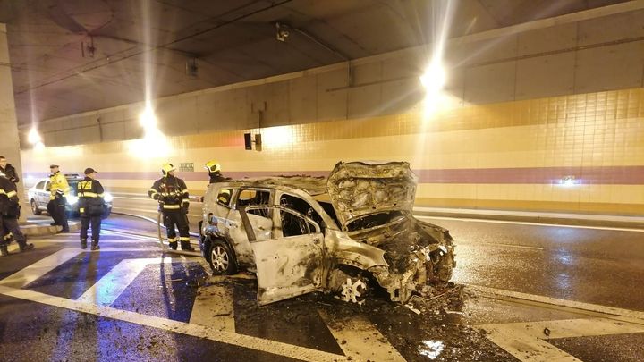 V komplexu Blanka hořelo auto. Dejvický tunel je uzavřený, hasiči ho odvětrávají