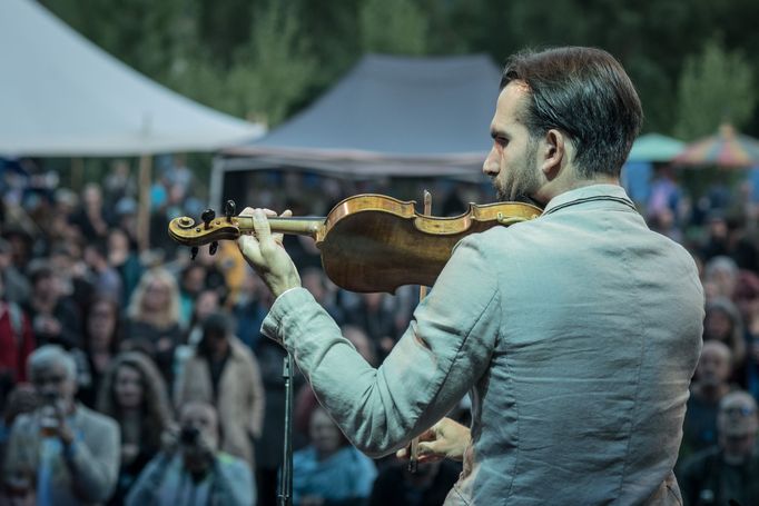 Houslista a hráč na rámový buben Mauro Durante.