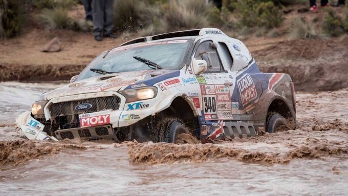 Tomšá Ouředníček si poradil se všemi nástrahami Rallye Dakar a nakonec svůj Ford do cíledostal.