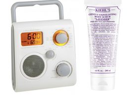 Rádio do koupelny, BALVI Rock&Shower, 795 Kč, prodává Naoko; tělový peeling, Lavender Gently Exfoliating Body Scrub, KIEHL'S, 810 Kč.