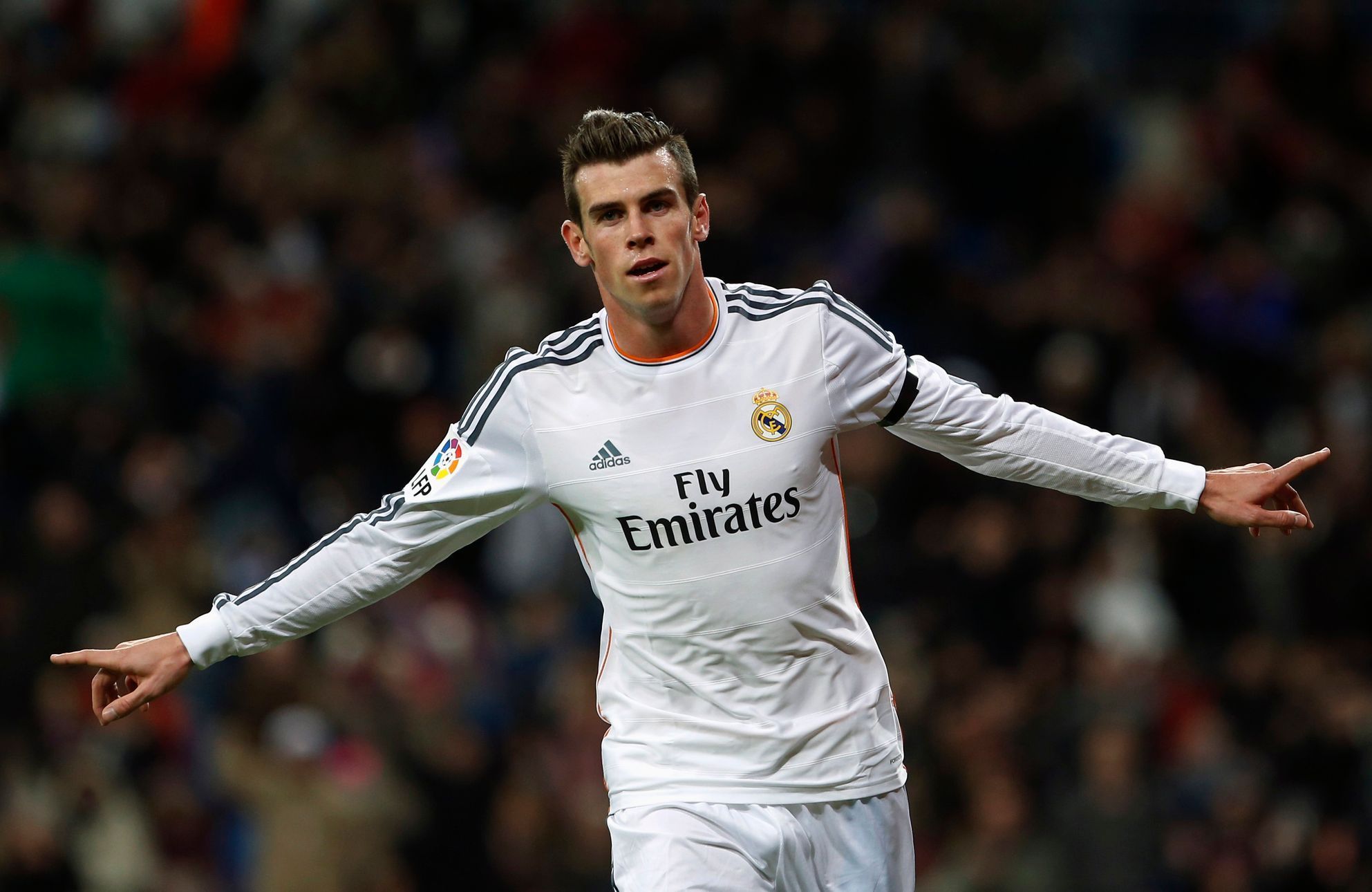 Gareth Bale slaví jeden ze svých tří gólů do sítě Valladolidu