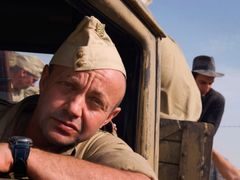 Robert Nebřenský jako desátník Kohák za volantem náklaďáku v lybijské, respektive tuniské poušti.