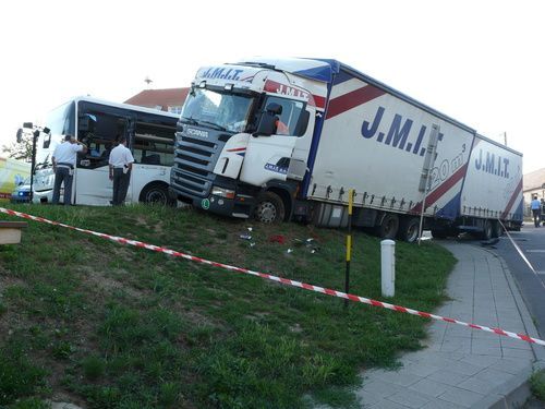 Srážka kamionu s autobusem na Znojemsku