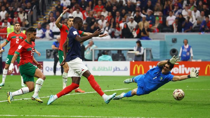 Randal Kolo Muani dává gól v semifinále MS 2022 Francie - Maroko