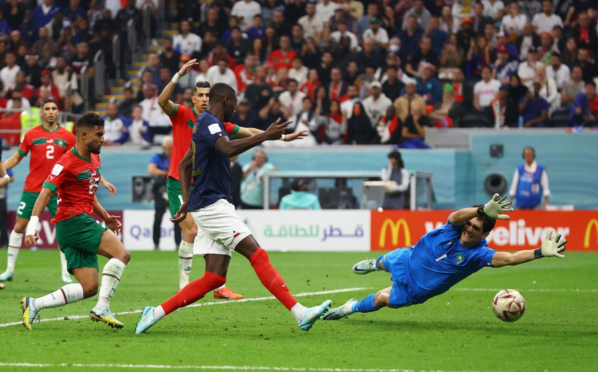 Randal Kolo Muani dává gól v semifinále MS 2022 Francie - Maroko
