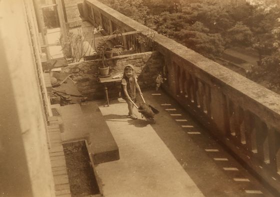 Součástí domu byla podélní terasa s kamenným zábradlím. Na fotce je Zdena Janatková, pravnučka stavitele.