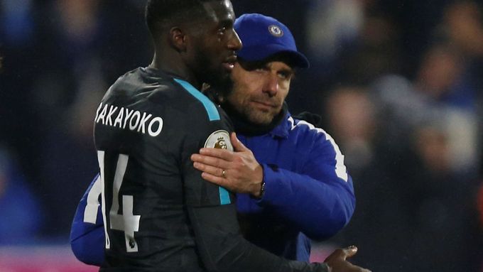 Tiemoue Bakayoko a trenér Antonio Conte slaví výhru Chelsea
