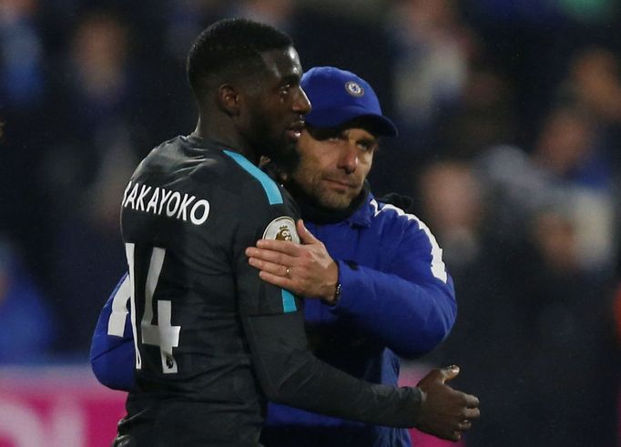 Tiemoue Bakayoko a trenér Antonio Conte slaví výhru Chelsea