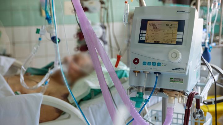 Spor o etiku přidělování ventilátorů. Diskriminovat starší nemůžeme, říká Vácha
