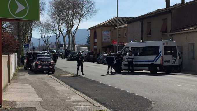PŘÍMÝ PŘENOS: Policie zasahuje na jihu Francie, kde útočník střílel do lidí v obchodě