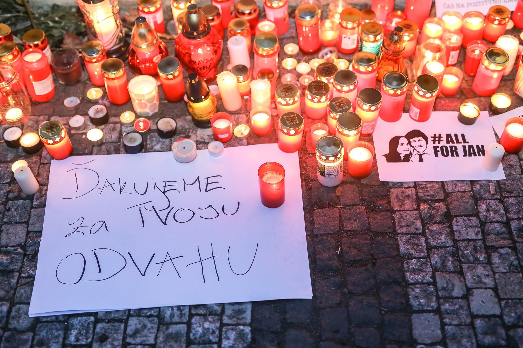 Pieta za Jána Kuciaka u Slovenské ambasády při akci "Nechceme zpět devadesátky"