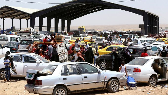 Z Mosulu prchají statisíce lidí. Míří na sever do kurdské autonomní oblasti.
