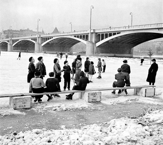 Jiráskův most v Praze v zimě roku 1939