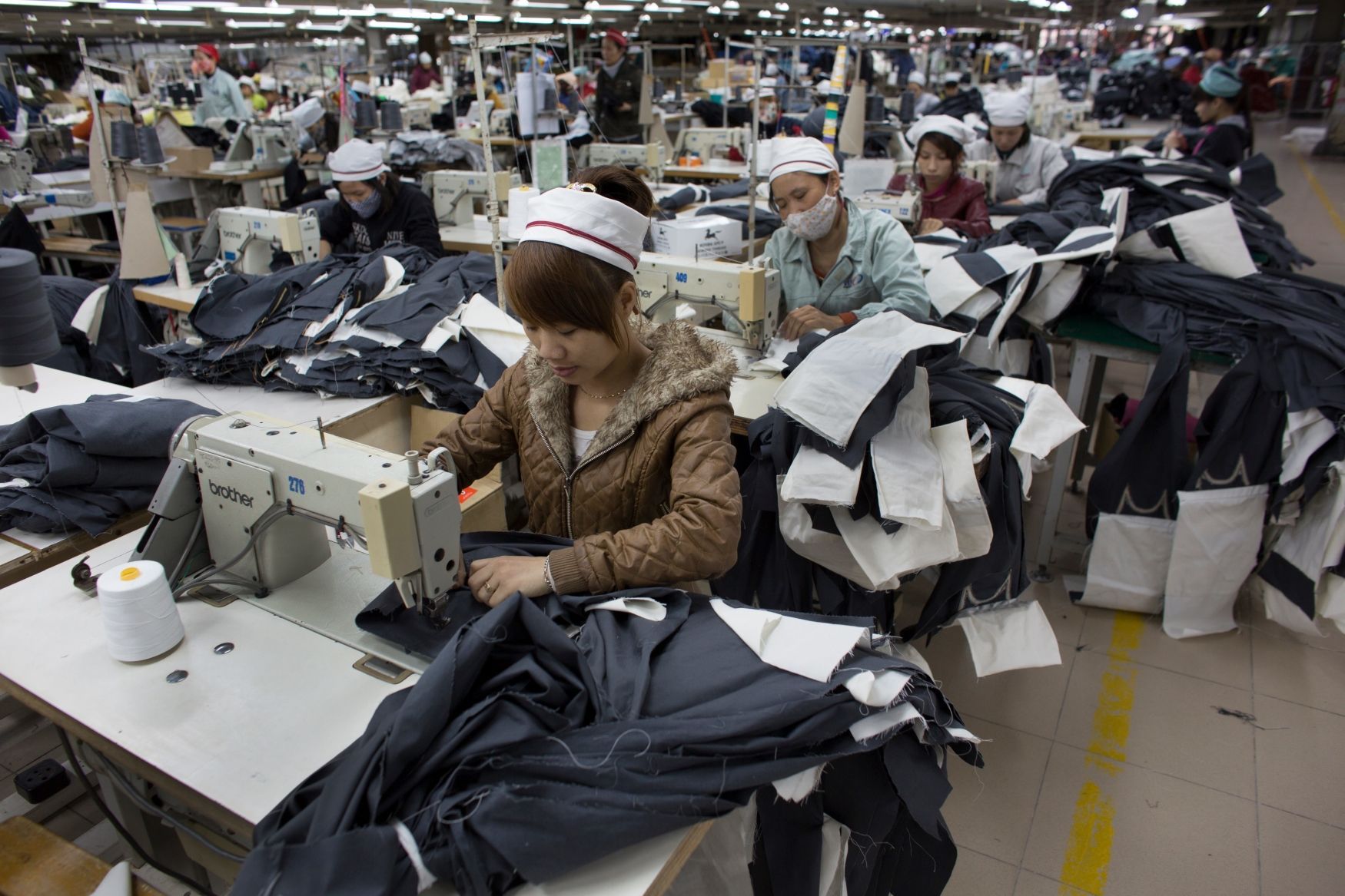 práce Asie Vietnam švadlena oblečení