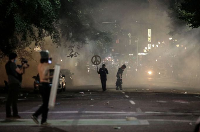 Fotografie z protestů proti policejní brutalitě v americkém Portlandu.