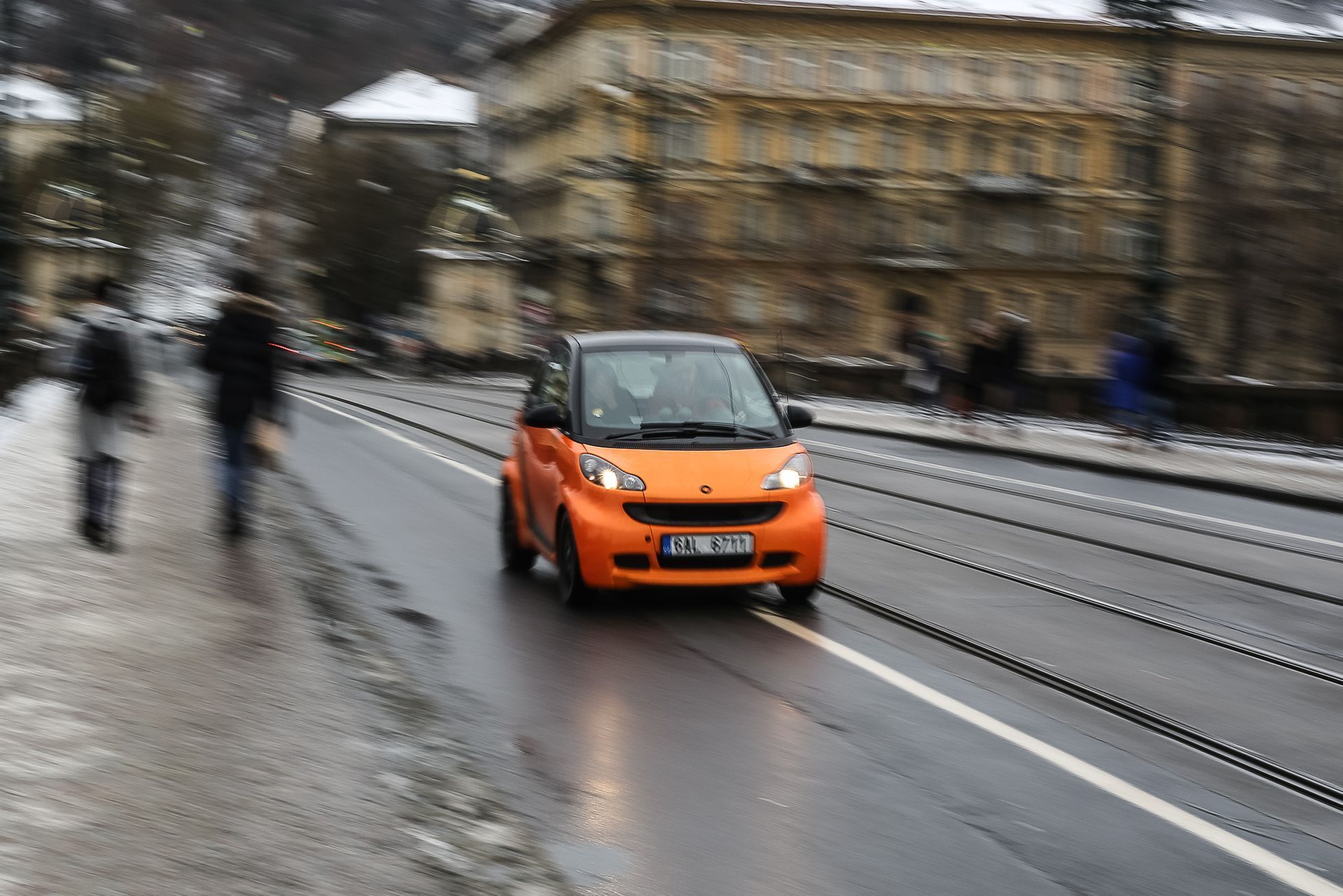 Ilustrační foto, zima, doprava, auta, Praha, rychlost, rychlá jízda, Smart