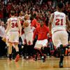 Play off NBA: Hráči Chicaga oslavují Derricka Rose.