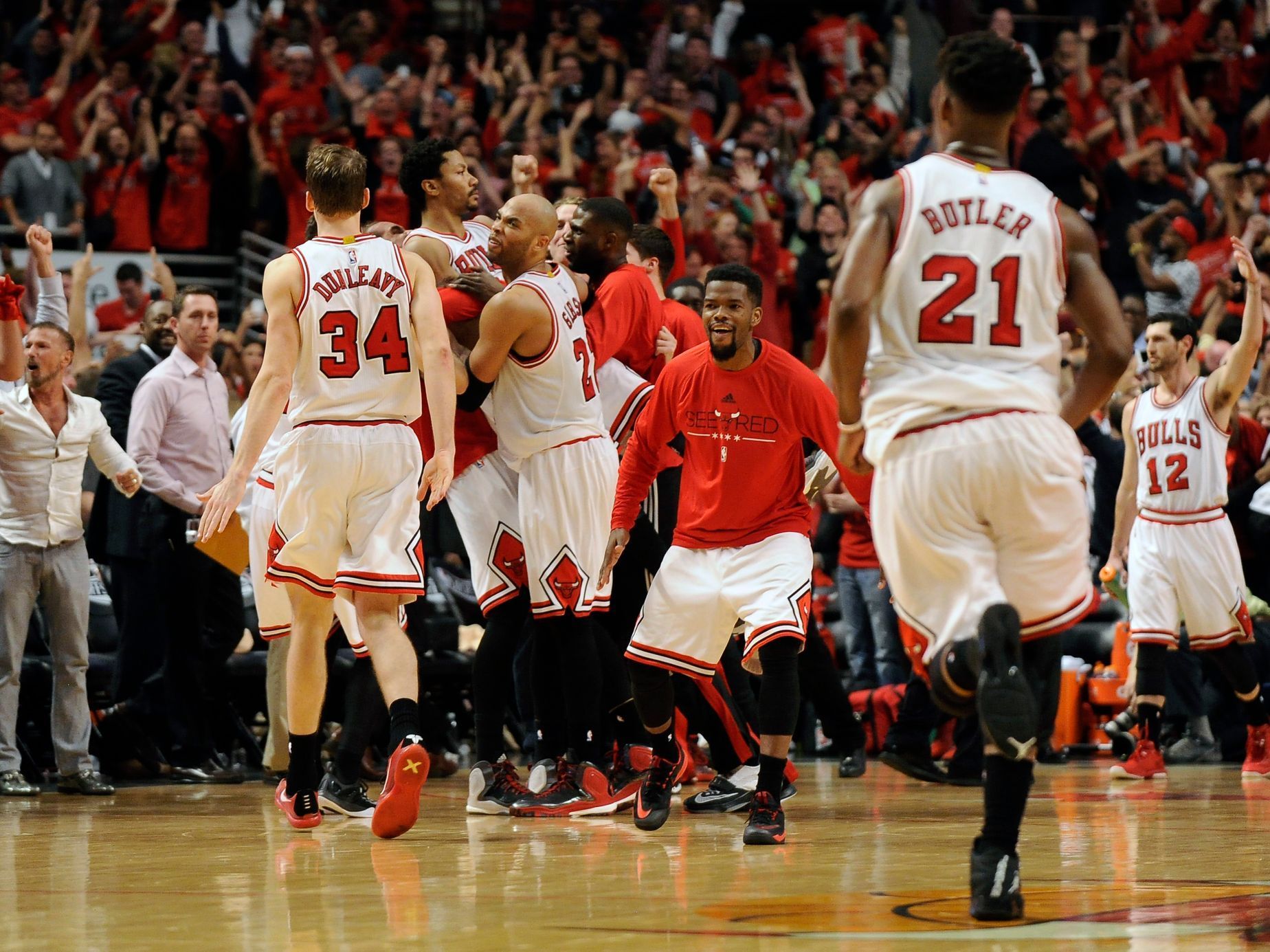 Play off NBA: Hráči Chicaga oslavují Derricka Rose.