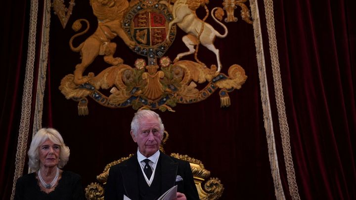 Obrazem: Uniformy i honosné tituly. První jmenování krále, kterému přihlížely kamery; Zdroj foto: Reuters