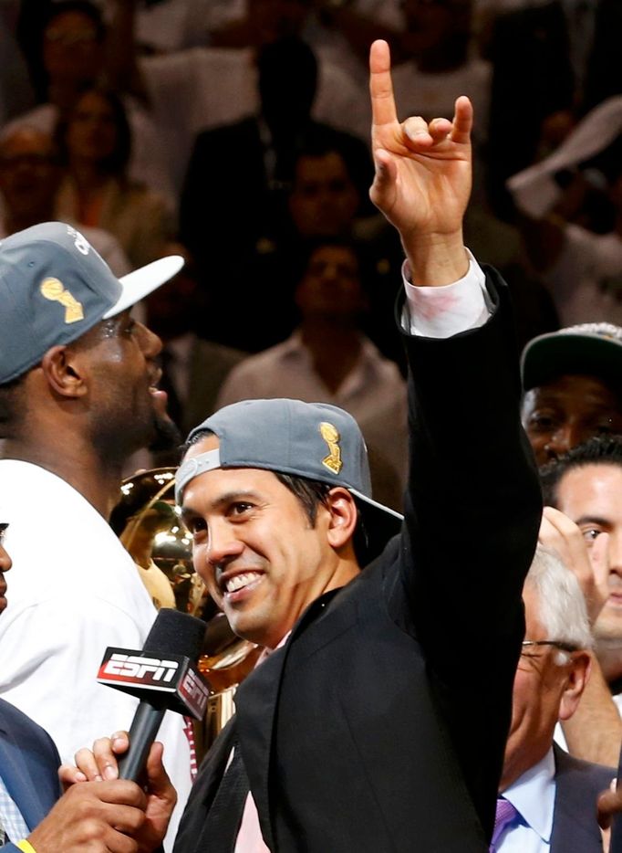 Basketbalový trenér Erik Spoelstra z Miami slaví titul v play-off NBA 2012.