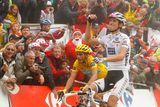 Andy Schleck slaví výhru v sedmnácté etapě Tour de Frace. Spokojen ale může být i Alberto Contador, který udržel žlutý trikot