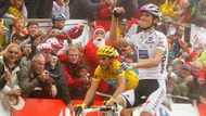 Andy Schleck slaví výhru v sedmnácté etapě Tour de Frace. Spokojen ale může být i Alberto Contador, který udržel žlutý trikot