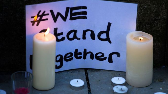 Svíčky zapálené na ulici v britském Manchesteru za oběti pondělního teroristického útoku.