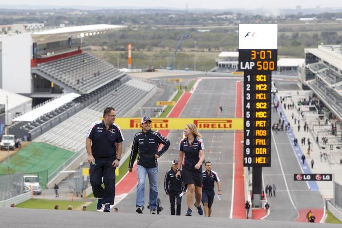 Pastor Maldonado se s kolegy z týmu Williams vydal před tréninkem na pěší obchůzku trati v Austinu.