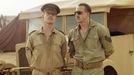 Alfie Allen coby Jock Lewes a Theo Barklem-Biggs v roli seržanta Rega Seekingse.