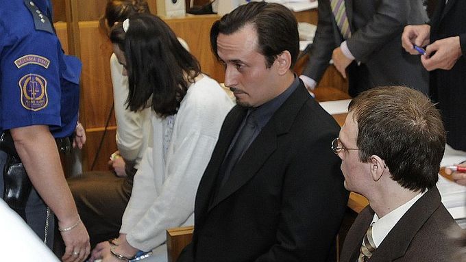 Zleva Klára Mauerová, Kateřina Mauerová, Jan Turek a Barbora Škrlová u soudu