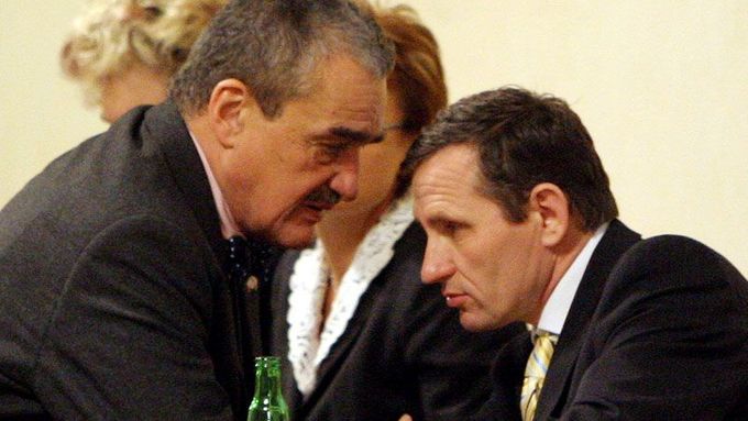 7. února 2007: Karel Schwarzenberg mluví s JIřím Čunkem v den, kdy senát hlasoval o zbavení Čunka senátorské imunity.