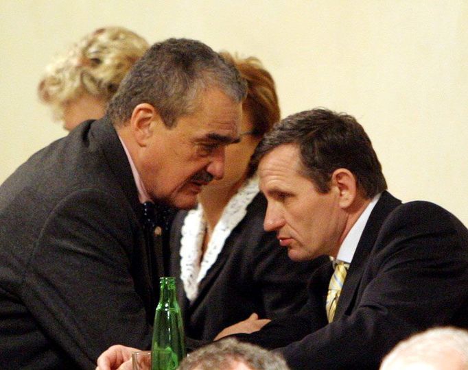 Jiří Čunek a Karel Schwarzenberg se radí po hlasování.