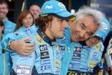 Tehdejší šéf Renaultu Flavio Briatore objímá své piloty.