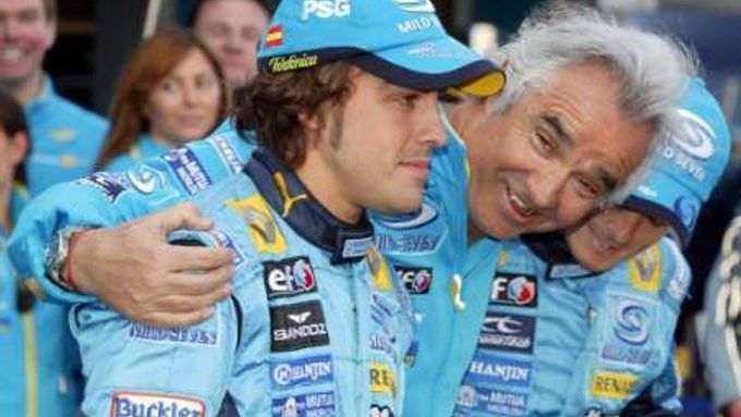 Šéf Renaultu Flavio Briatore (uprostřed) objímá Fernanda Alonsa a Giancarla Fisichellu. V roce 2006 se jeho barvách opravdu dařilo.