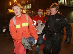 Fanoušci, kteří nebyli schopni odejít ze stadionu po svých, byli odvezeni na záchytku.