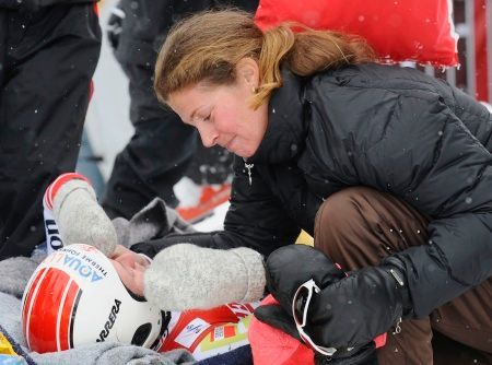 Zraněná Meissnitzerová je utěšována lyžařkou Picabo Streetovou