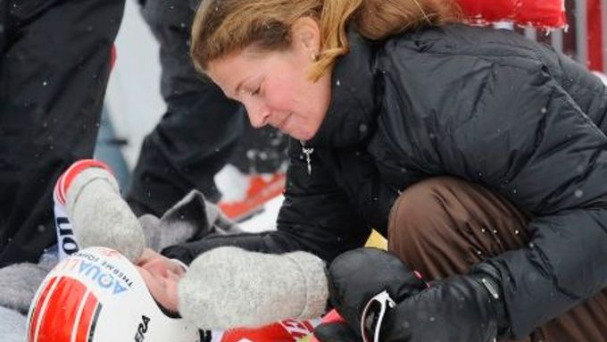Zraněná Meissnitzerová je utěšována lyžařkou Picabo Streetovou, poté co spadla při sjezdu v Aspenu.