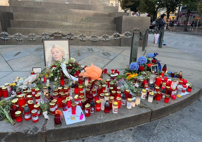 V Praze na Václavském náměstí vzniklo pietní místo pro zavražděnou ukrajinskou dívku Irynu Zarutskou i konzervativního republikánského influencera Charlieho Kirka.