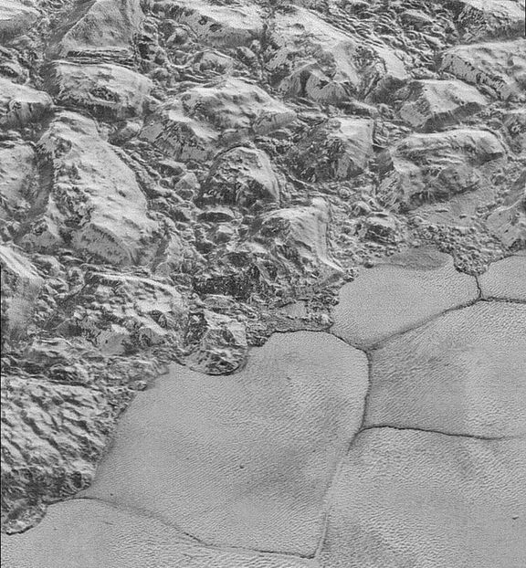 Duny jsou vidět na spodní polovině snímku, který zachytila sonda New Horizon.
