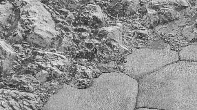 Černobílé fotografie pořídila sonda New Horizons, která v červenci kolem Pluta proletěla.