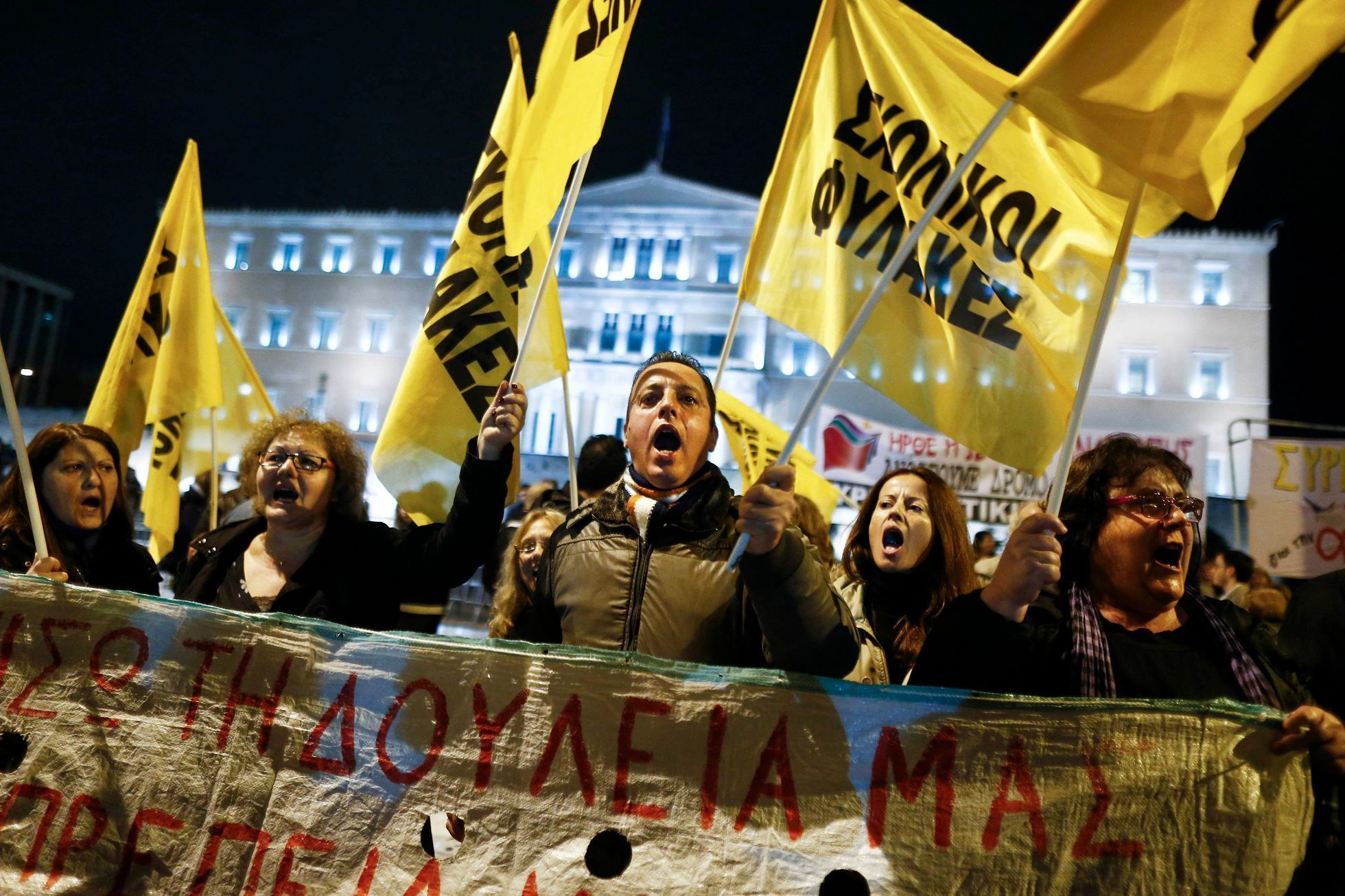 Demonstrace před řeckým parlamentem, kde poslanci rozhodovali o rozpočtu na rok 2015.