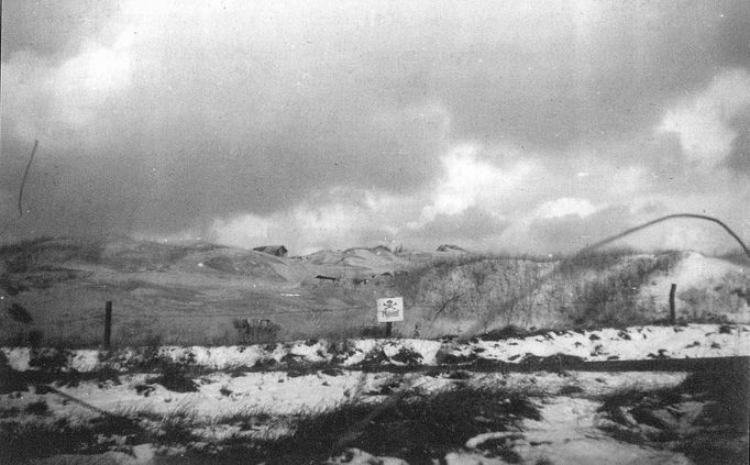 Ukázky fotografií z knihy "Kříže a hvězdy od Dunkerque" připomínající účast československých vojáků při obléhání Dunkirku v roce 1944.