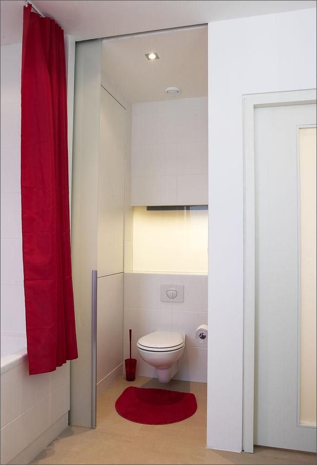 Také v této toaletě majitelé využili denní osvětlení pomocí prosklené stěny