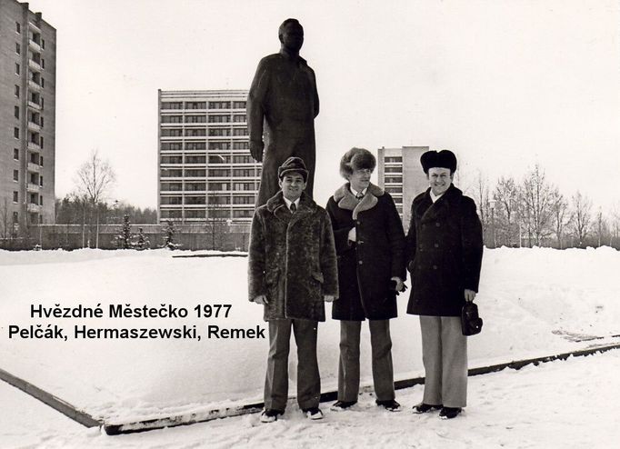 Před sochou Gagarina ve Hvězdném městečku v roce 1977.