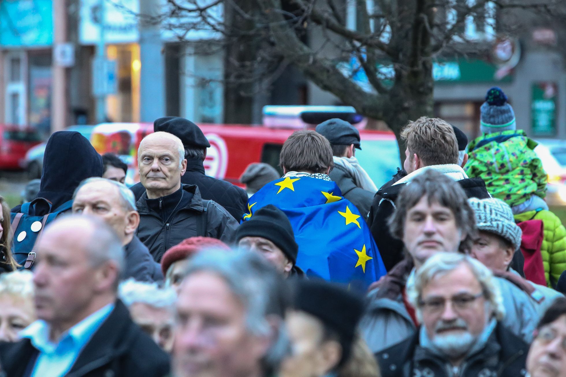 Protest proti vysvětlující tabulce u sochy maršála Koněva - pořádala KSČM