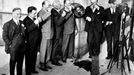 7 Titulek: Fin de la prohibition Popis: Fin de la prohibition aux USA en 1933 : la consommation d'alcool est a nouveau autorisee les membres du congres ceelbrent lcela en buvant de la biere --- End of prohibition in USA on 1933 : members of congress drinking beer